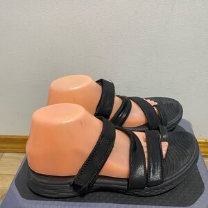 Bzees Joyride Women’s Black Strappy Toe Loop Slide Mules Sandals Size 10W